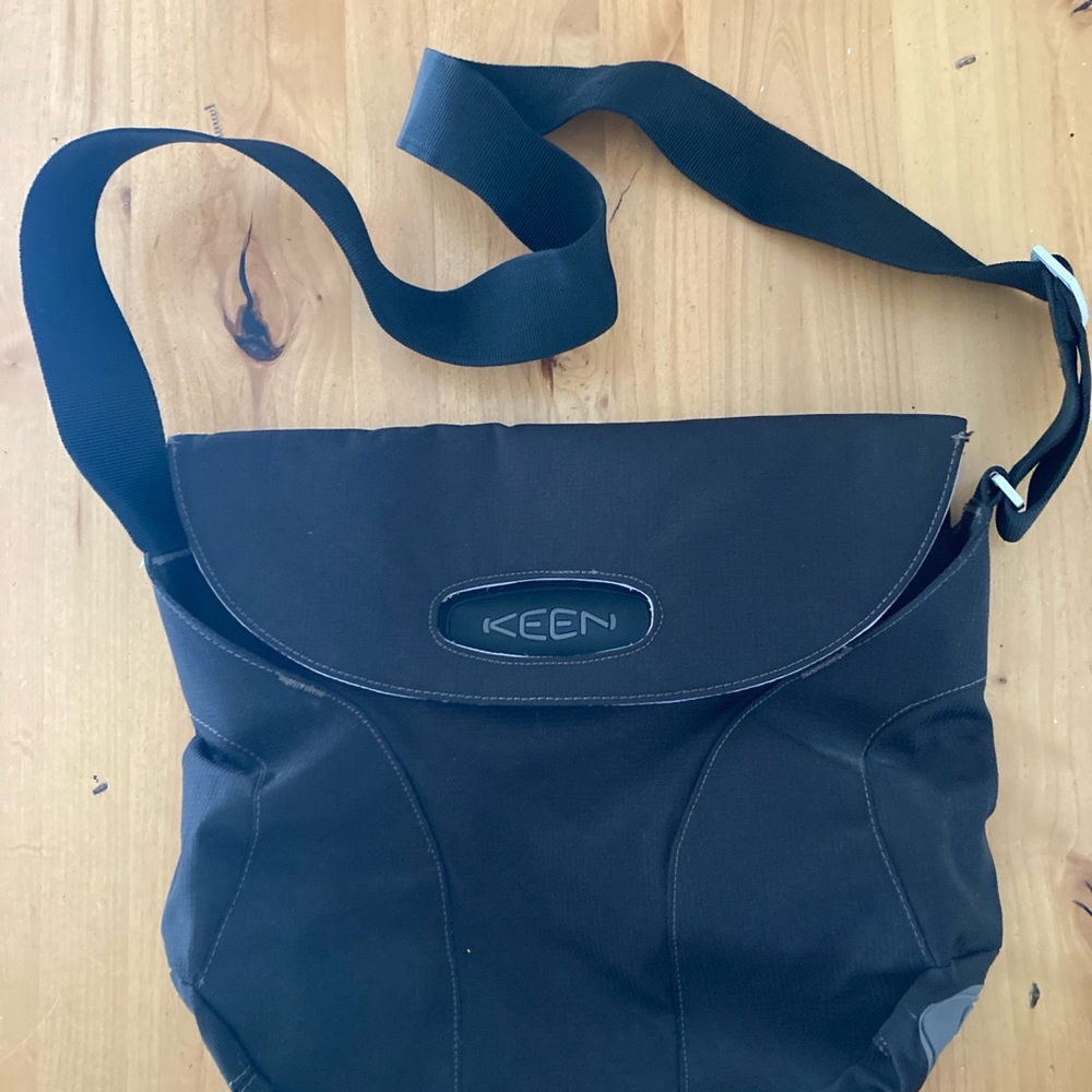 Keen Black Messenger Bag with Adjustable Strap and Flap Design